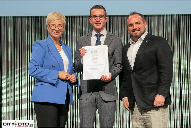 Vertreter der vom Wald- und Gartenservice bei der Verleihung mit WKO-Präsidentin Doris Hummer. | Foto: Cityfoto/Pelzl Roland
