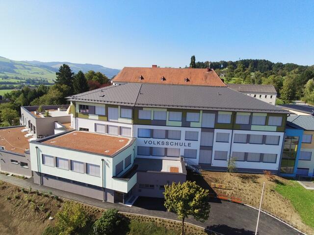 Die Schule in Steinakirchen am Forst erstrahlt in neuem Glanz. | Foto: Marktgemeinde Steinakirchen