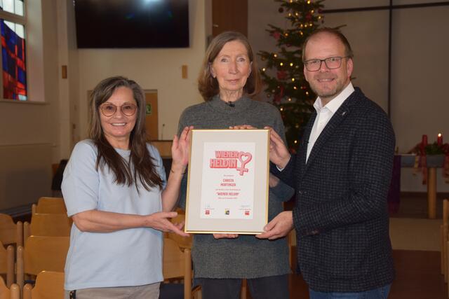Bezirksvorsteher Dietmar Baurecht (SPÖ) und Jutta Dietl (l.) überreichten die Auszeichnung. Heldin Christa Murtinger zeigte sich gerührt. | Foto: Patricia Hillinger