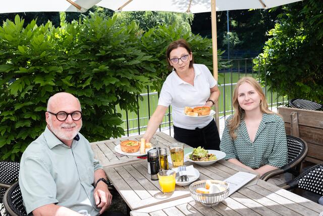 Martin Funk spricht mit Redakteurin Antonia Unterholzer beim Business-Lunch im "Purberg" über seine Biotechnologie-Firma "Evomedis". | Foto: Konstantinov
