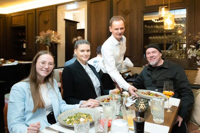 Iris und Ralf Edler-Stiegler verraten beim Business-Lunch mit MeinBezirk-Redakteurin Kristina Sint (l.), wie es um die Model-Branche steht.  | Foto: Konstantinov