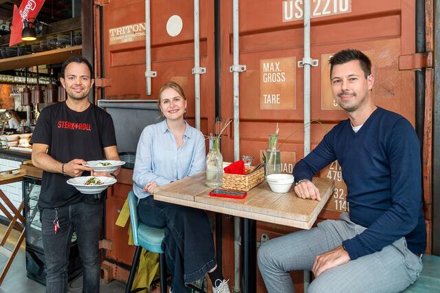 "Steak'n'Roll" ist das Motto im Streets, "New Work" bei Denovo, erfährt Redakteurin Antonia Unterholzer beim Business-Lunch mit Christof-Stromberger (r.).  | Foto: Brand Images
