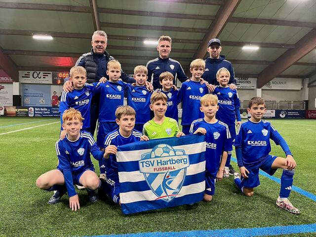 Zwei Stockerlplätze: Die U10 der Juniors Hartberg mit den Trainern Tommy Unger, Christian Herbst und Christian Semler. | Foto: KK