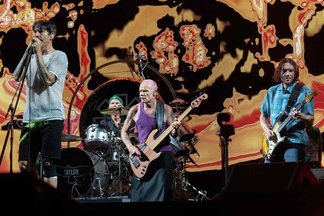 Die Funk-Rockband Red Hot Chili Peppers gastiert am Freitag im Ernst-Happel-Stadion und sorgt nicht nur für gute Stimmung unter den tausenden Fans, sondern auch für gehörigen Verkehrsstau. | Foto: SUZANNE CORDEIRO / AFP / picturedesk.com