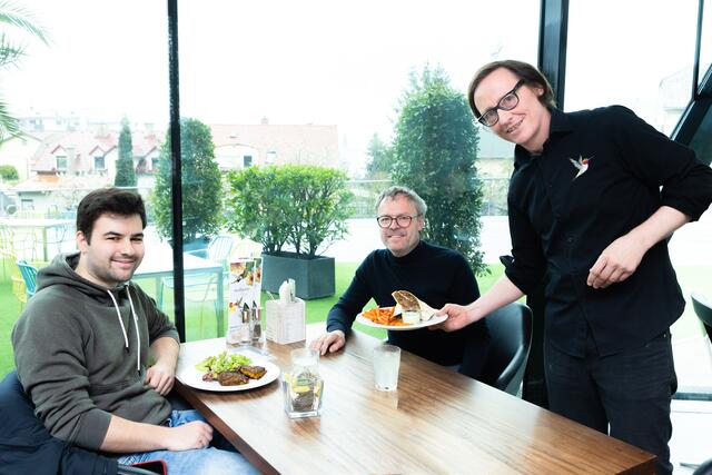 Helmut Schaupp sagt über sich selbst immer scherzhaft, er befinde sich bereits im dritten Leben. Nach Gastronomie und Autoverkauf beschäftigt er sich nun mit der Autoaufbereitung.  | Foto: Konstantinov