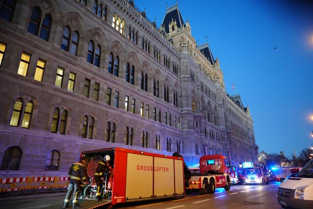 Laut MeinBezirk.at-Informationen wurde das Gebäude aus Sicherheitsgründen aufgrund eines Brandes im Trafo-Raum evakuiert.  | Foto: EVA MANHART / APA / picturedesk.com