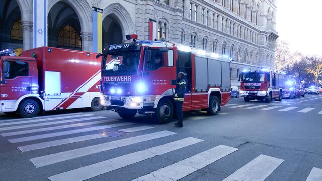 Das Wiener Rathaus musste am Montagnachmittag aufgrund eines Brandes evakuiert werden. Es kam zu einem technischen Defekt im Trafo-Raum. | Foto: Andreas Pölzl/RMW