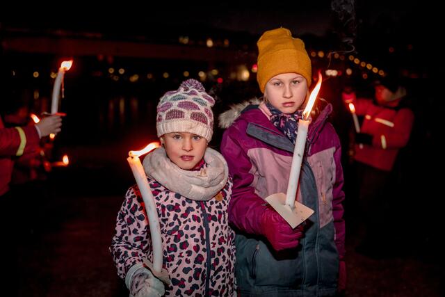Standen Spalier für das Christkind: Valerie (6) und Magdalena (9) aus Villach.