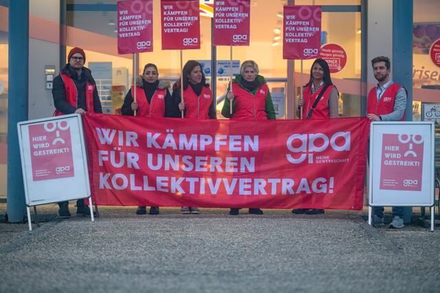 „Seid fair! Wir brauchen mehr!“– Handelsangestellte in Anfelden kämpfen für eine gerechte Lohnerhöhung. | Foto: Team Fotokerschi.at/Werner Kerschbaummayr
