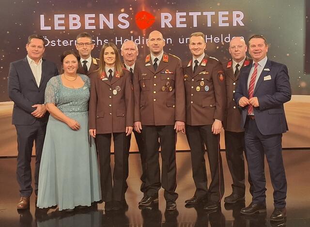 Feuerwehrmann Christian Schreil (6. v.l.), Lebensretter 2023 aus Oberösterreich, mit er Delegation aus Ansfelden rund um Bürgermeister Christian Partoll. (re.).  | Foto: Stadtgemeinde Ansfelden