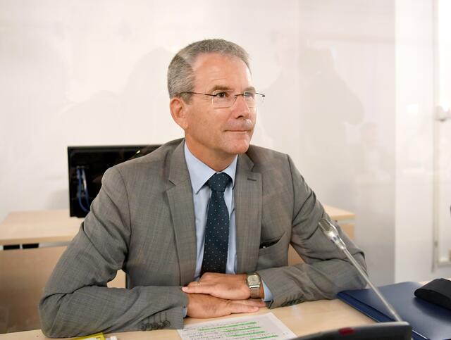 Am Montag nimmt der ehemalige ÖVP-Finanzminister Hartwig Löger, unter dem Thomas Schmid als Staatssekretär arbeitete, im Großen Schwurgerichtssaal des Wiener Landesgericht für Strafsachen Platz. (Das Foto zeigt Löger im Jahr 2020 vor dem Ibiza-U-Ausschuss) | Foto:  ROLAND SCHLAGER / APA / picturedesk.com