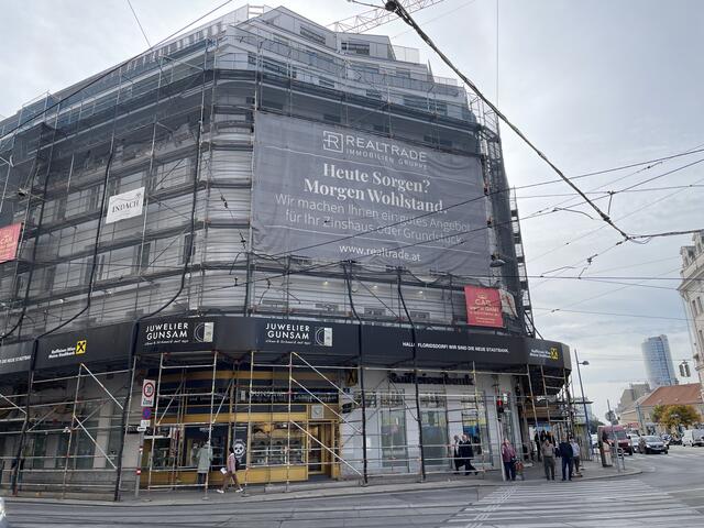 Für Aufregung sorgte die Baustelle am Lehndorfer Hof, Am Spitz. Seit Monaten stehen die Arbeiten still.  | Foto: Luise Schmid