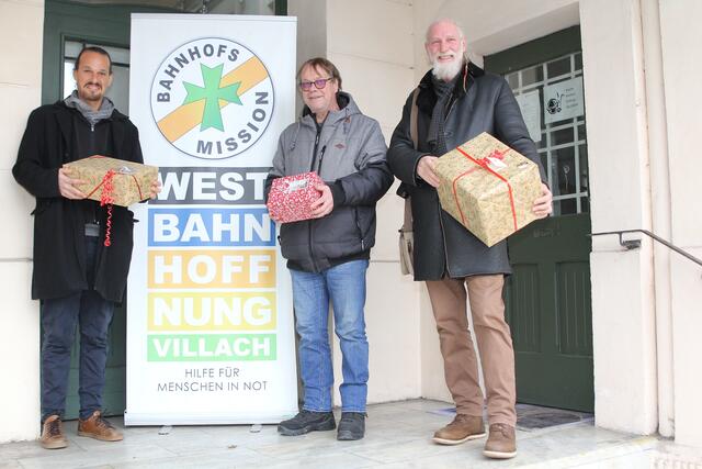 Stadtrat Sascha Jabali Adeh und Gemeinderat Herbert Tarmann übergeben Westbahnhoffnung-Obmann Marjan Kac die Weihnachts-Packerln. | Foto: Stadt Villach