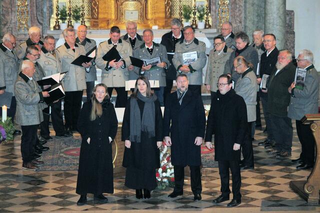 Der Männergesangverein Mooskirchen und die Kärntner "Quartinthia" im Vordergrund in der Pfarrkirche | Foto: Wutte