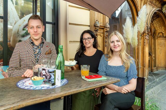 Herbert Traumüller mit Redakteurin Antonia Unterholzer in seinem Stammlokal "Cosimo" in der Hofgasse. | Foto: Brand Images