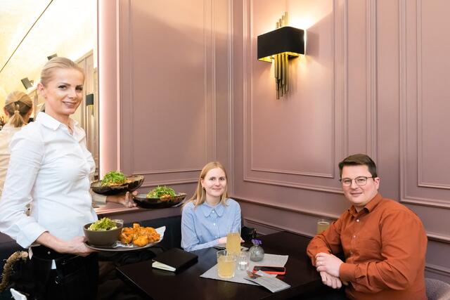 Wie Hautkrebsvorsorge per App funktioniert und welche Ziele sich das Grazer Medizintechnik-Startup "Medaia" für die Zukunft gesteckt hat, erzählt CEO Albin Skasa Redakteurin Antonia Unterholzer beim Business-Lunch im Operncafé.  | Foto: Konstantinov