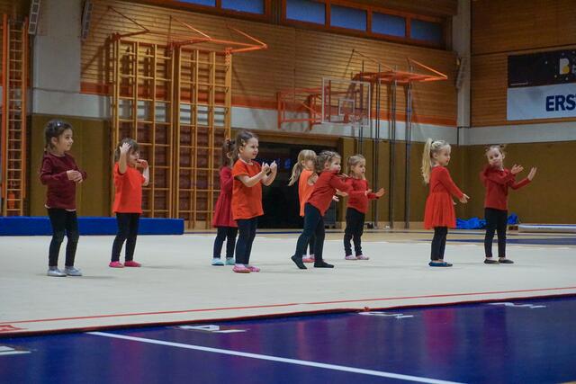 Nervös vor ihrem großen Auftritt waren die Tänzerinnen der Tanzzwerge Eisenstadt 1.  | Foto: Christina Karall