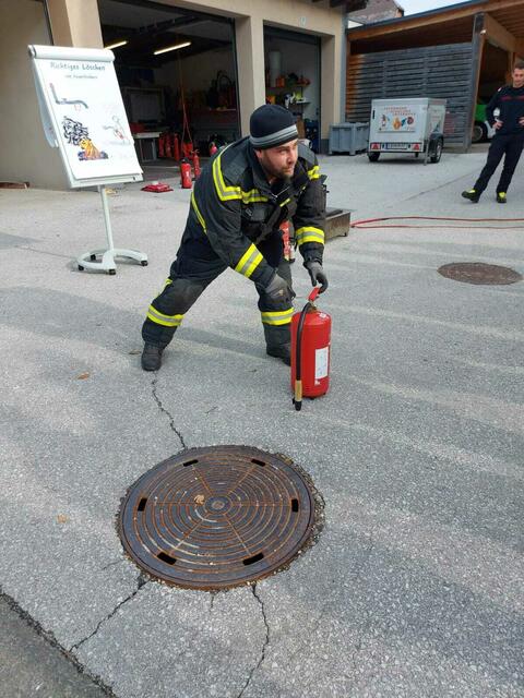Brände können in verschiedenen Situationen entstehen, sei es im Haushalt, beim Kochen, durch unbeaufsichtigte Kerzen oder vergessene Elektrogeräte.  | Foto: "BFV Liezen / FF Stainach"