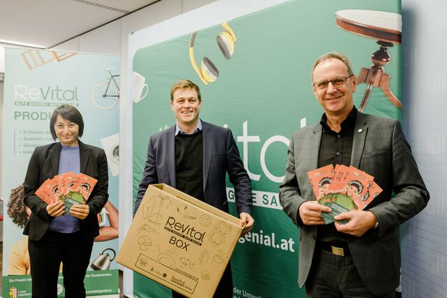 Im Bild (von links): Jasmine Chansri, Geschäftsführerin Volkshilfe OÖ, Umwelt- und Klima-Landesrat Stefan Kaineder und Roland Wohlmuth, Vorsitzender Landesabfallverband OÖ.  | Foto: Land OÖ/Werner Dedl