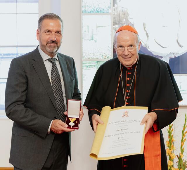 Axel Baudach mit SE Kardinal Christoph Schönborn bei der feierlichen Überreichung der Auszeichnung. | Foto: Erzdiözese Wien / Schönlaub