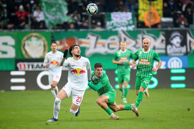 Salzburg holte sich alle drei Punkte in Hütteldorf. Hier zu sehen: Roko Simic (l.) im Duell mit Jonas Auer. | Foto: Thomas Pichler / SEPA.Media / picturedesk.com