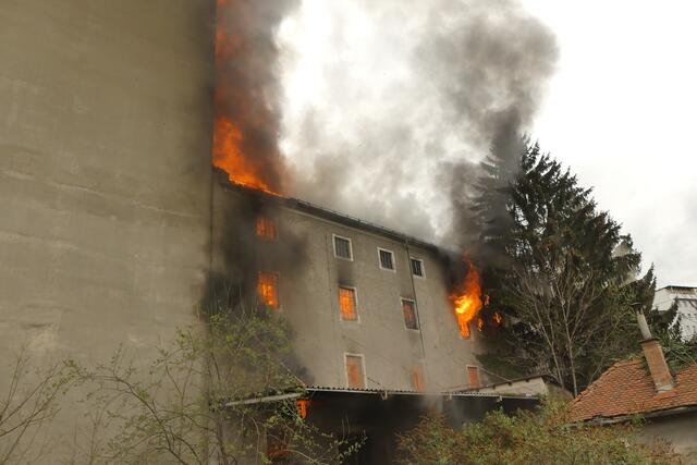 Die Rösselmühle im Bezirk Gries stand im Frühling in Flammen. | Foto: Berufsfeuerwehr Graz