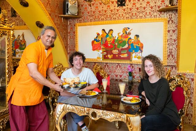 Zum Business-Lunch mit Skulture-CEO Markus Wohlkönig serviert Joshi Satyandra vom indischen Restaurant Ganesha das Essen.  | Foto: Jorj Konstantinov