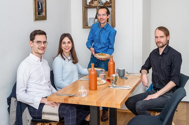 Mit Alexander Rech und Ines Wöckl (1. u. 2. v.l.) ging es für Redakteur Andreas Strick (r.) zum Business-Lunch in die Gerüchteküche bedient von Nino Rath (M.). | Foto: Brand Images