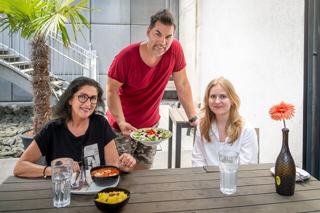 Barbara Zinkl (l.) spricht beim Business-Lunch mit Redakteurin Antonia Unterholzer im "Kostes" über den Schwimmbad-Betrieb im Ragnitzbad. | Foto: Brand Images
