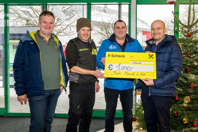 Spendenübergabe an Menschen in Not v.l.: Thomas Ruepp (Vorstand TVB Naturparkregion Reutte), Thomas Schneider (s’Radhaus), Boris Gundolf (Biathlon Verein Reutte) und Stephan Mayr (Heimleiter Haus Ehrenberg). | Foto: Fotostudio René
