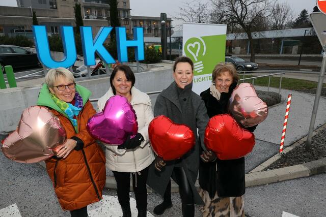 Anneliese Pieber, Monika Manninger, Nicole Prutsch und Helga Silberschneider helfen Patientinnen und Patienten des UKH Graz in Wartesituationen. | Foto: Jauschowetz