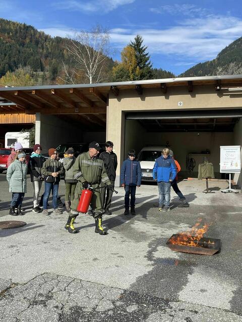 Die Veranstaltungen zur Entstehungsbrandbekämpfung bieten eine Plattform, um praktische Fähigkeiten zu erlernen und das Bewusstsein für Brandprävention zu schärfen.
 | Foto: "BFV Liezen / FF Stainach"