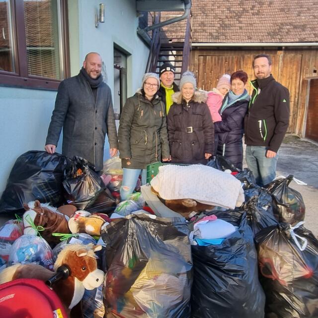 GGR David Diabl, Jasmin Karlinger, Günter &amp; Pia Raudner-Wogrin ("Helfen mit den Almkrümeln"), Cornelia Pock mit Tochter Emma und Stefan Pock. | Foto: Gemeinde