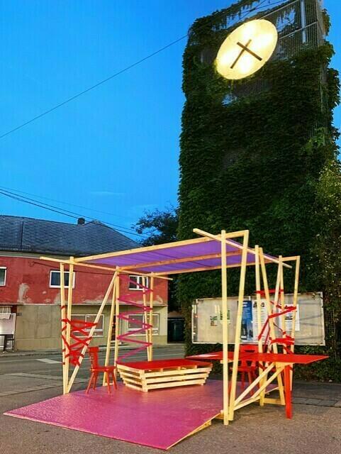 Wussten zu polarisieren: Temporäre Sitzmöbel, die im Zuge eines Kunstprojekts auf dem Andritzer Hauptplatz aufgestellt wurden. | Foto: Initiative Lebenswertes Andritz