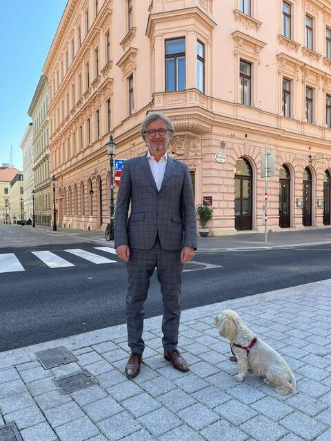 Bezirkschef Martin Fabisch (Grüne) und Hundedame Peekaboo.  | Foto: BV8/Holzmüller