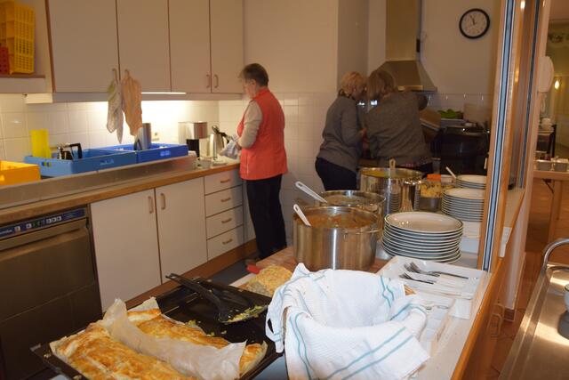 An die 130 Gäste werden pro Tag in der Stube mit Essen versorgt. | Foto: Patricia Hillinger