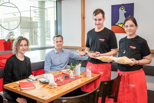 Zum Business-Lunch mit Martin Pansy (Mitte) von Nuki, servieren Rebecca und Marvin (rechts im Bild) vom Incafé im Messequartier das Tagesgericht. | Foto: Brand Images e.U. 