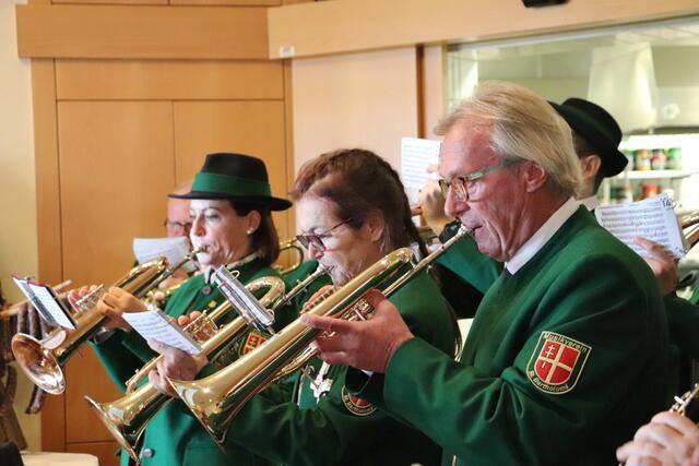 Musikalisch überbringt der MV St. Bartholomä als Neujahrsgeiger gute Wünsche für 2024. | Foto: Edith Ertl