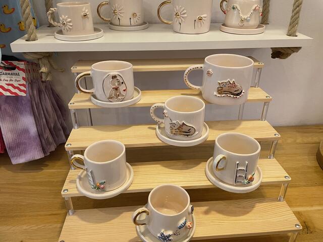 Alle Tassen sind bei Alice handgemacht. | Foto: Fabian Franz