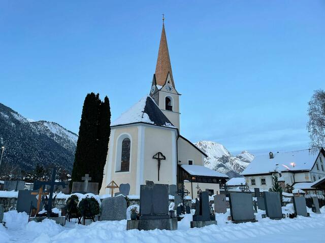 Die Schindeln müssen nun nur noch rot bemalt werden. Das Dach der Sakristei wird im Frühjahr restauriert. | Foto: Emily Bingham