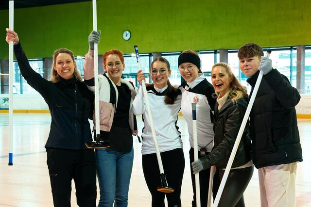 TV-Lady Silvia Schneider (2.v.r.) stattete dem Danube Curling Club Linz einen Besuch ab. 