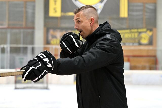 Die Spittaler Eishackler folgen der Anweisungen von Trainer Florian Orzetek.  | Foto: Bernd Stefan /KK