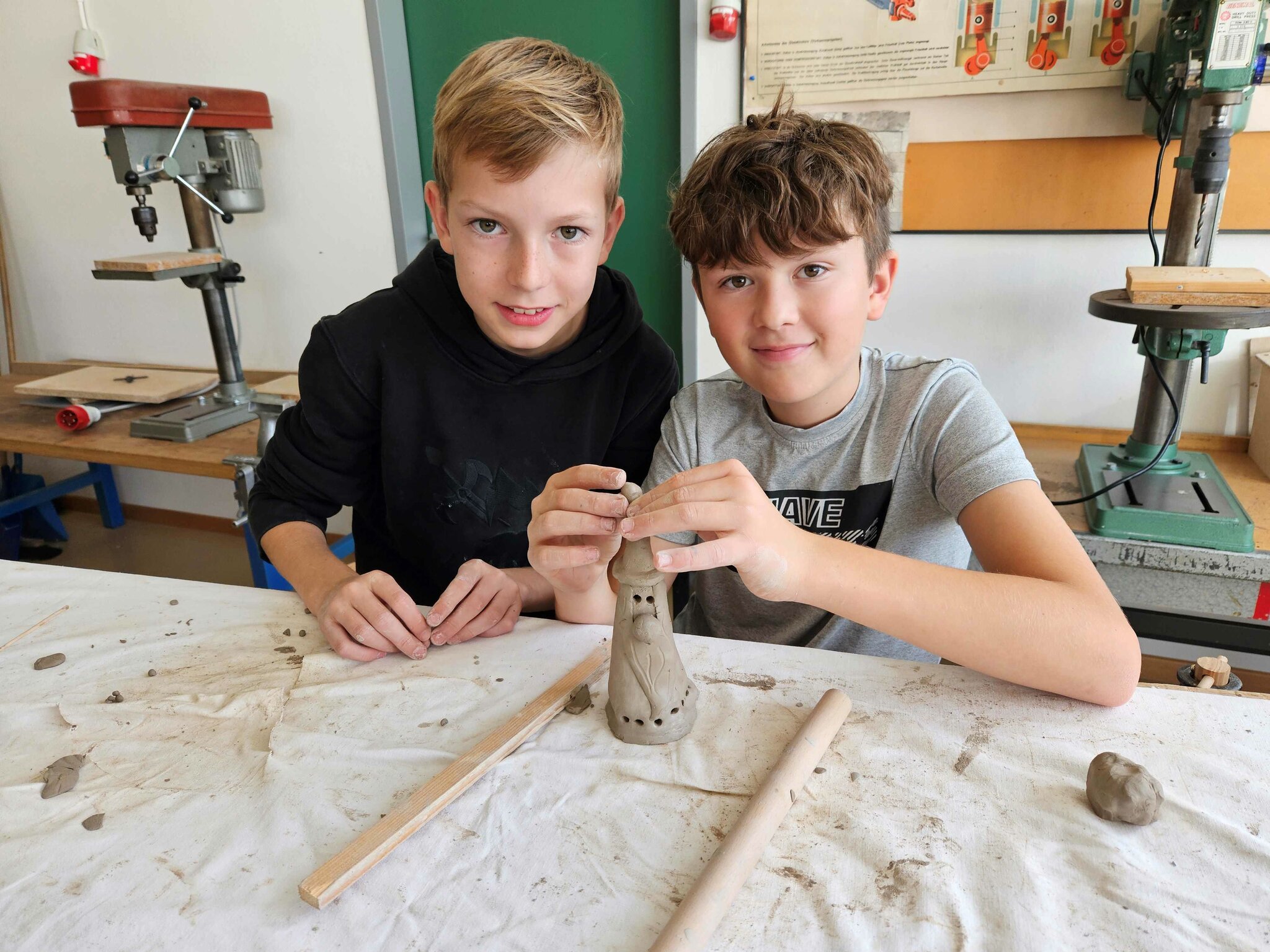 Adventszeit in der Schule: Weihnachtsbasteln in der Mittelschule 