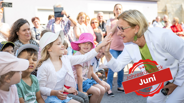 Landeshauptfrau Johanna Mikl-Leitner im Gespräch mit Kindern aus Au. | Foto: NLK Pfeffer