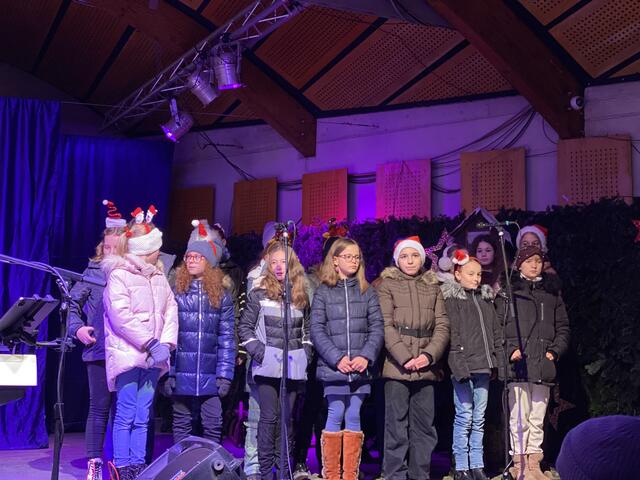 Besonders herzerwärmend war der Auftritt der Schulgruppe aus Katzelsdorf, die mit Mini und Claus auf der Bühne für Gänsehautmomente sorgte.
 | Foto: Alejandra Ortiz