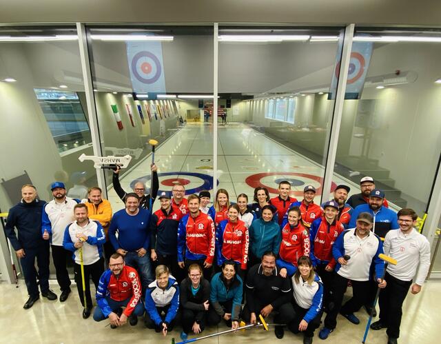 Die Curlingfamilie zieht in ganz Österreich an einem Strang – im Danube Curling Club Linz spielen Mitglieder im Alter von 17 bis 70 Jahren. 