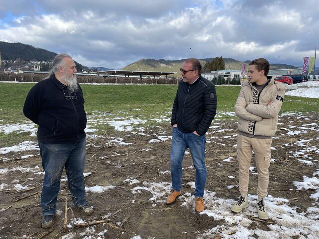 Archäologe Karl Raimund, Unternehmer Andreas Herz mit seinem Sohn bei einem Lokalaugenschein in St. Barbara-Mitterdorf. | Foto: Koidl