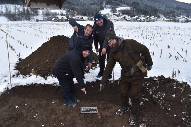 Schon bei den Vorbereitungen für die eigentlichen Grabungen wurde direkt unter der Erdoberfläche ein eisenzeitliches (eisernes) Rasiermesser gefunden. Gleich am Beginn ein Erfolgserlebnis für das Team. | Foto: Karl