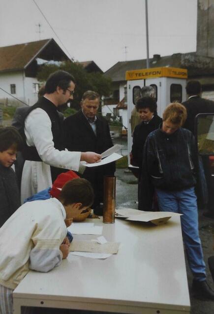 Pfarrer German Erd am Kirchweihsonntag 1987 vor der Kirche. | Foto: Chronik Obsteig