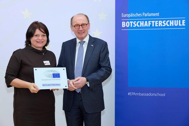 Sonja Achleitner, Direktorin der Berufsschule Vöcklabruck-Gmunden, nahm die Auszeichnung von Othmar Karas entgegen. | Foto: Verbindungsbüro des Europäischen Parlaments/APA-Fotoservice/Schedl 